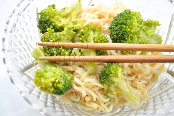 Fideos de ramen con brócoli al vapor — Foto de Stock