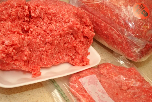 Entreposer le hamburger en vrac dans des sacs de congélation — Photo