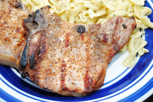 Un côtelette de porc grillé servi — Photo