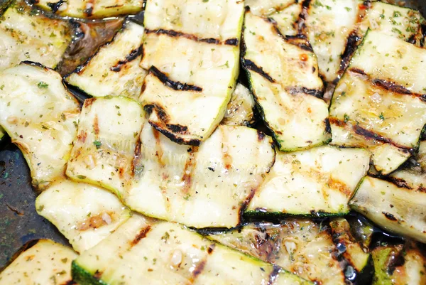 Primo piano di zucchine grigliate marinate — Foto Stock