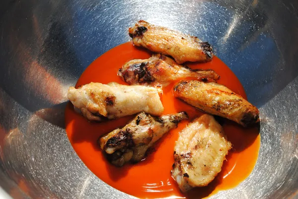Acı sos Marine tavuk kanat parçaları — Stok fotoğraf