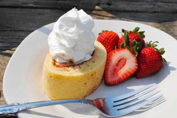 Crème op vanille cake met verse aardbeien — Stockfoto