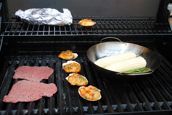 Matlagning färsk hälsosam mat på en grill — Stockfoto