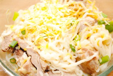 peynir ve tavuk parçaları ile erişte