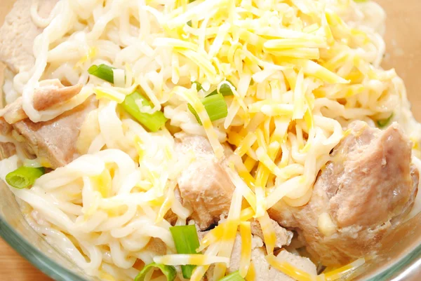 Ramen noodles ile peynir, tavuk ve Frenk soğanı — Stok fotoğraf