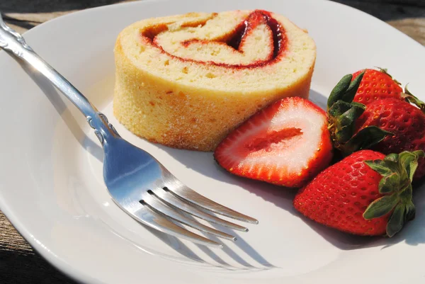 Verse aardbeien met cake — Stockfoto