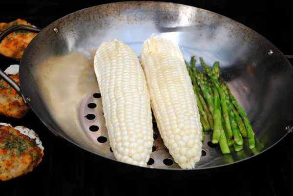 Grilling Corn on the Cob and Fresh Asparagus on a Grill — Stock Photo, Image