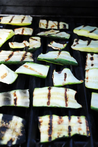 Grilling Fresh Zucchini as Part of a Healthy Meal — Stock Photo, Image
