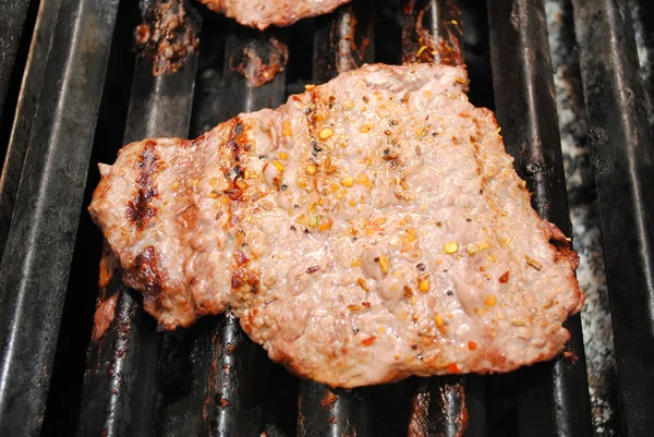 Cubo speziato cottura di bistecca su un barbecue estivo — Foto Stock