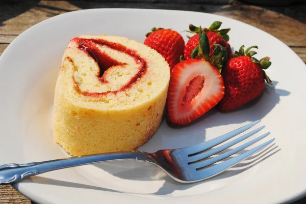 Aardbei roll cake met verse aardbeien — Stockfoto