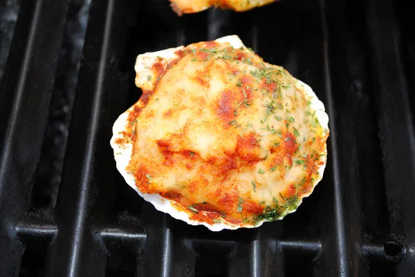 Gevulde clam op een zomer-grill — Stockfoto