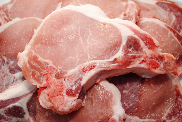 Gestapelte magere Schweinekoteletts mit Knochen — Stockfoto