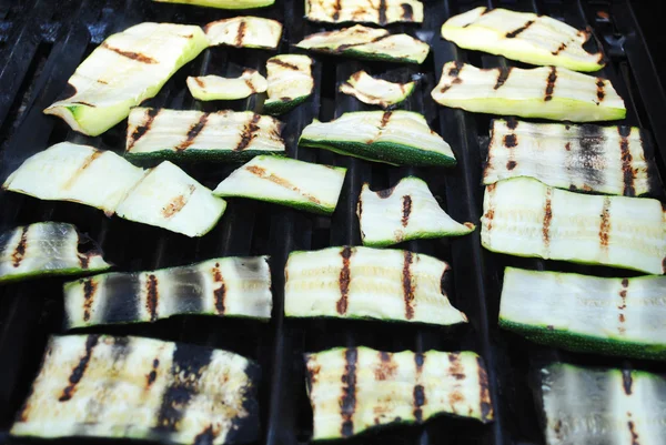 Zucchine che cucinano su un barbecue estivo — Foto Stock