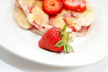 Close-Up hotcakes önünde bütün çilek