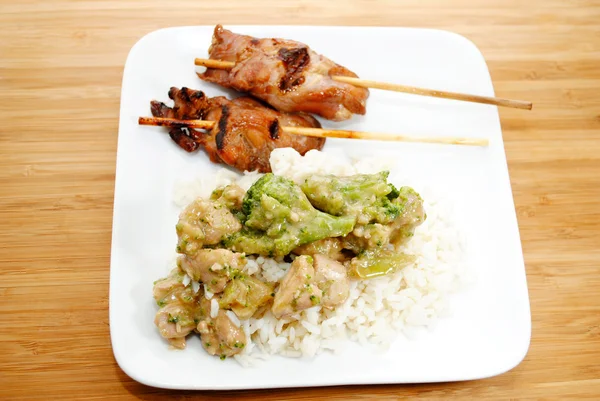 Asian Meal of Chicken and Broccoli with Chicken on a Stick — Stock Photo, Image