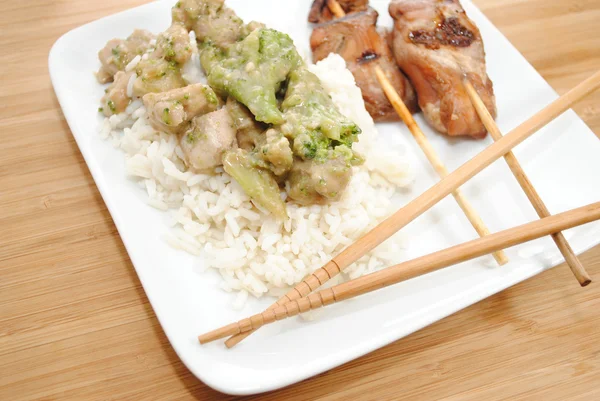 Costeletas em uma placa com comida chinesa — Fotografia de Stock