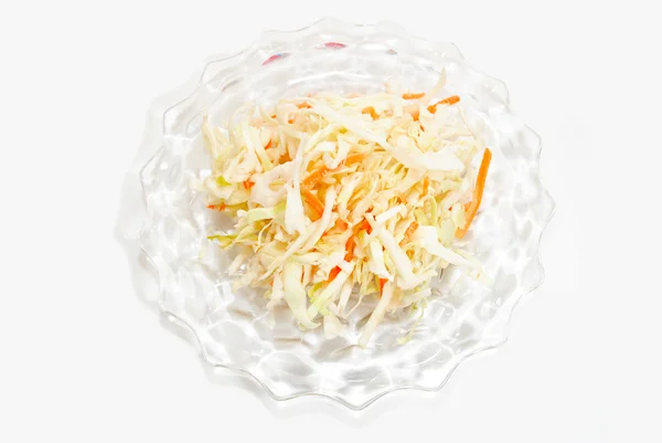 Свежий капустный салат на модной тарелке — стоковое фото