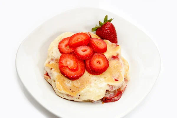 Färska jordgubbar pan kakor med färska skivade jordgubbar — Stockfoto