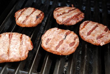 sıcak bir ızgara sığır eti burgers gilling