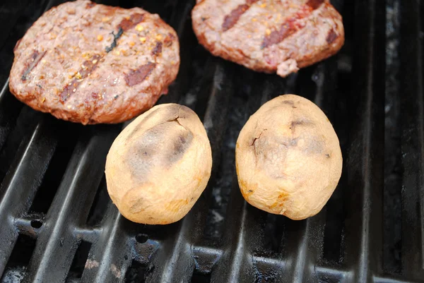 Grilling Whole Potatoes and Hamburgers — Stock Photo, Image