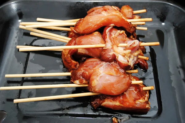 Kurczak teriyaki surowego na patyku — Zdjęcie stockowe