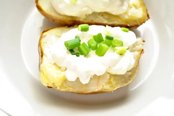 Запечена картопля зі сметаною і зелений лук — стокове фото