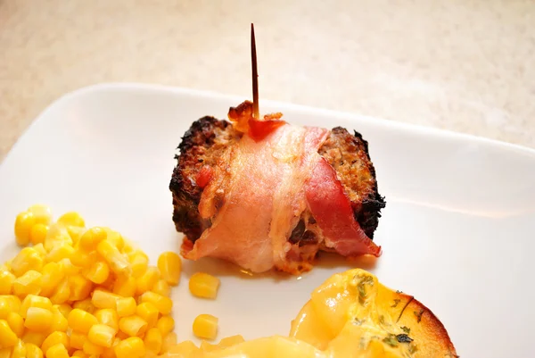 Bacon embrulhado rolo de carne servido em uma placa — Fotografia de Stock