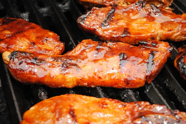 Barbequing Bone-In costelas em uma grelha — Fotografia de Stock