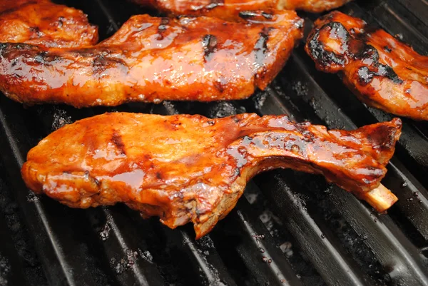 Primer plano de las costillas a la parrilla en un día caluroso de verano — Foto de Stock