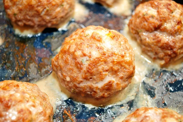 Gekookte gehaktballetjes in een pan bakken — Stockfoto