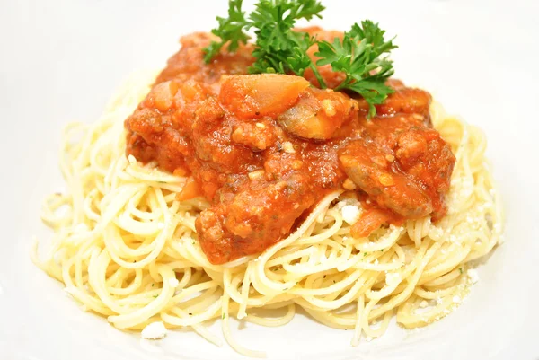 Pasta met saus voor vlees en verse peterselie — Stockfoto