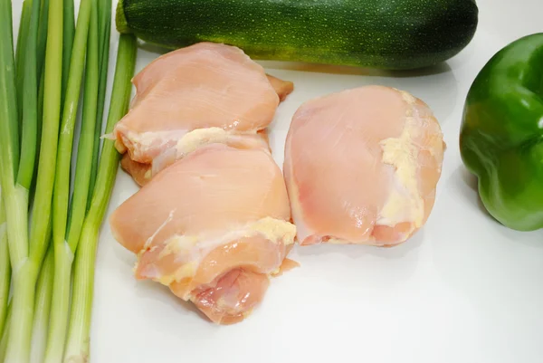 Boneless Chicken Thighs with Fresh Green Vegetables — Stock Photo, Image