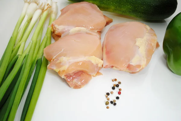 Kuřecí stehna, zeleninou a čerstvým pepřem kuří oka — Stock fotografie