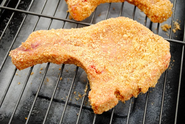 Costeleta de porco empanada pronta para ser cozida — Fotografia de Stock