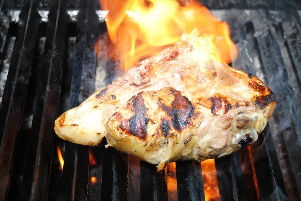 Vlam grillen een gezonde kip dij — Stockfoto