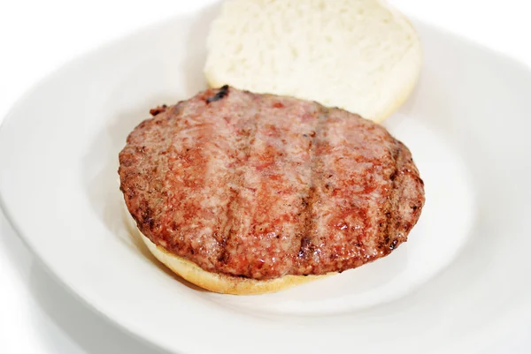 Gegrilde Hamburger klaar voor verse kruiden — Stockfoto
