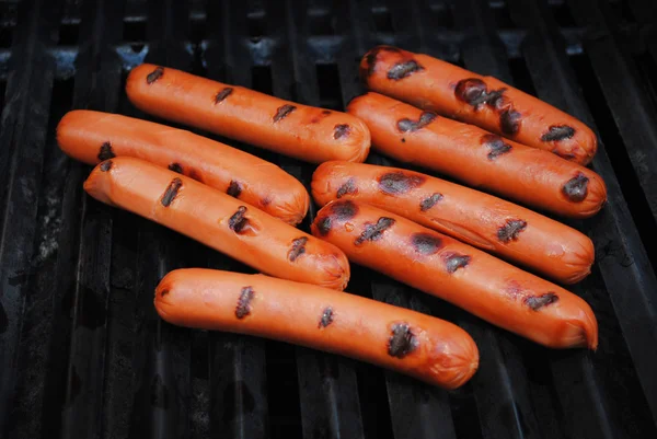 Picknick hotdogs bij een barbecue grillen — Stockfoto