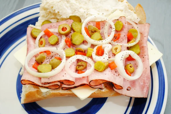 Çiğ sebze jambon ve peynir Şarküteri sandviçle — Stok fotoğraf