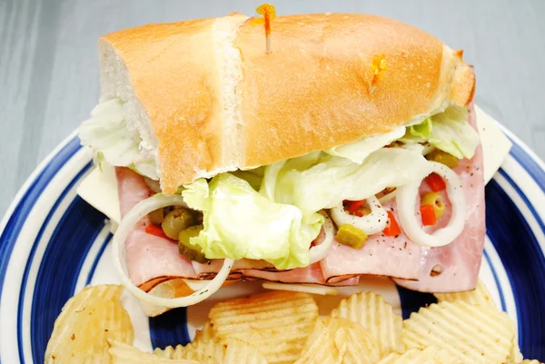 Hoagie rolo de sanduíche com presunto e legumes — Fotografia de Stock