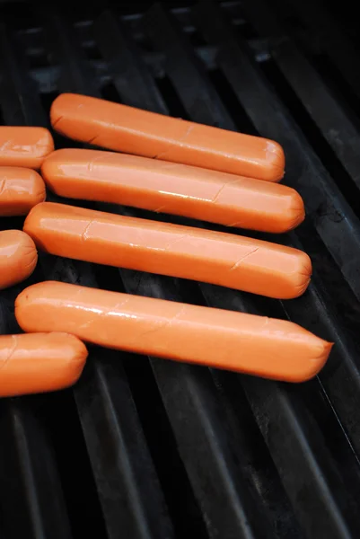 Vele hotdogs koken op een barbecue-grill — Stockfoto