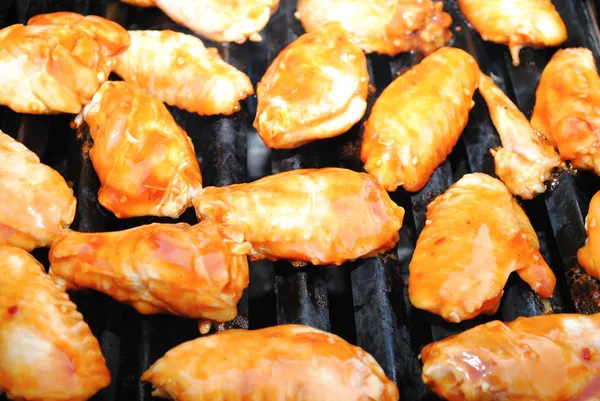 Many Spicy Chciken Wing Pieces Grilling — Stock Photo, Image