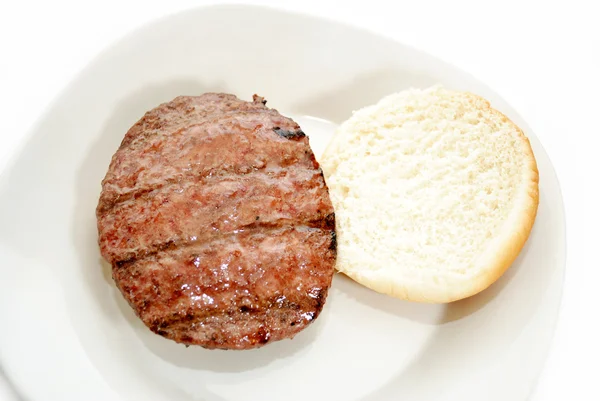 Hambúrguer grelhado raro em um pão — Fotografia de Stock