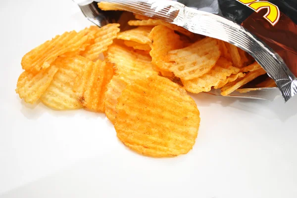 Pittige chips morsen uit de zak — Stockfoto