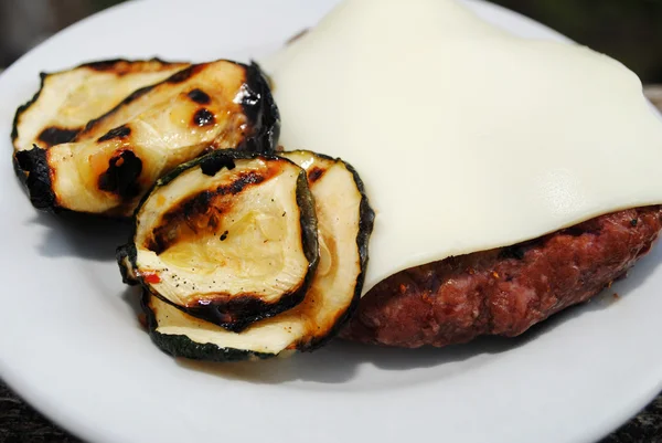 Comida de verano de calabacín a la parrilla y hamburguesa con queso — Foto de Stock