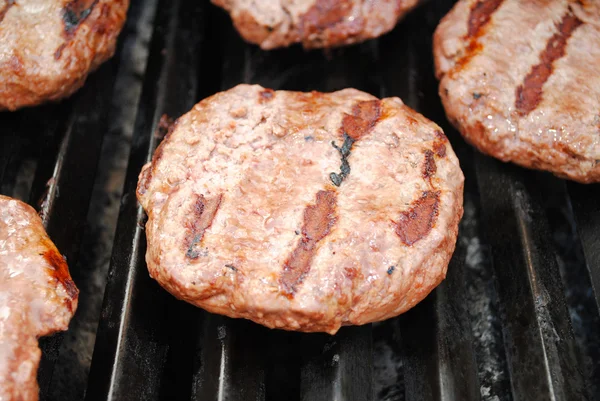 Summertime Beef Burgers on a Summer Grill — Stock Photo, Image