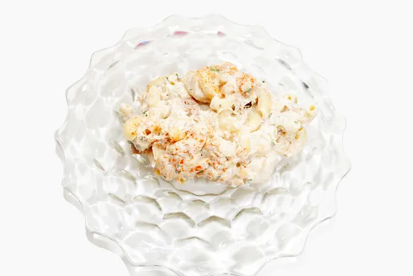 Bovenaanzicht van macaroni salade met mayo en tonijn — Stockfoto