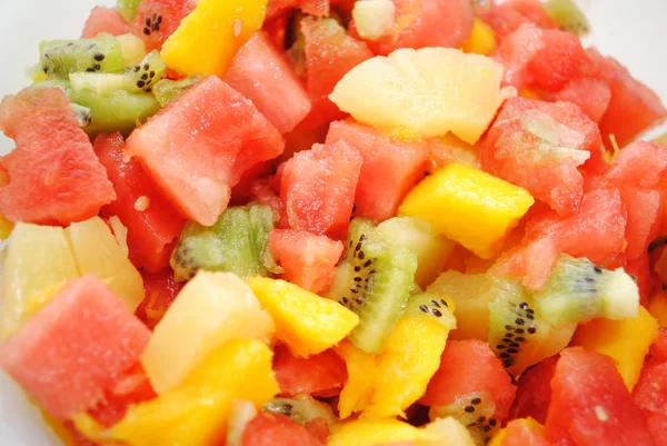 Tropische fruitsalade met meloen, mango, kiwi en ananas — Stockfoto