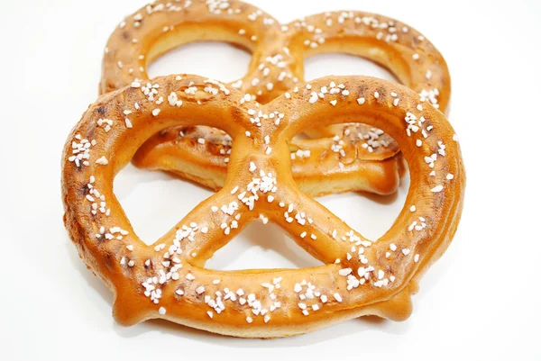 Dois pretzels cozidos no forno macios isolados sobre um fundo branco — Fotografia de Stock