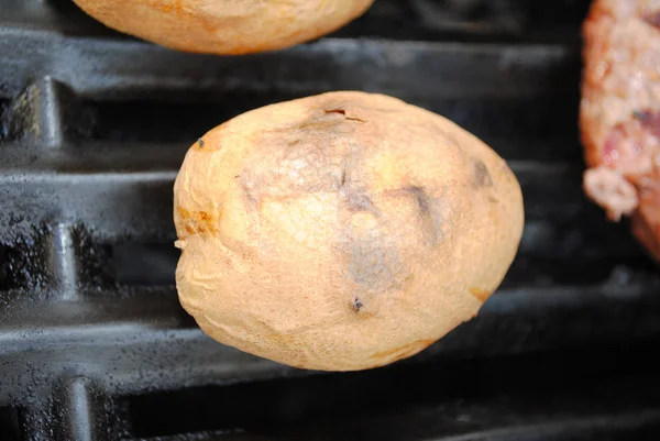 Whole White Potato Cooking on a Summer Grill — Stock Photo, Image