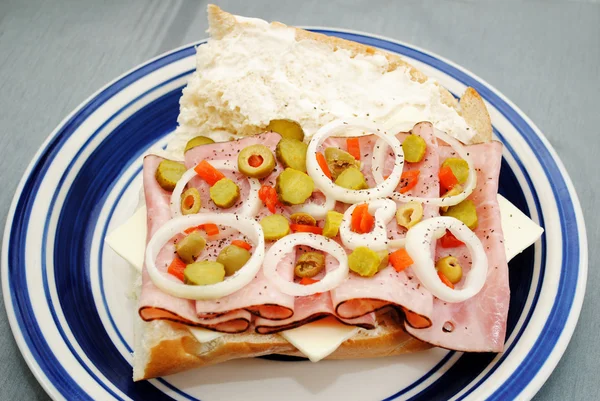 Sebze jambon ve peynirli sandviç üstüne — Stok fotoğraf